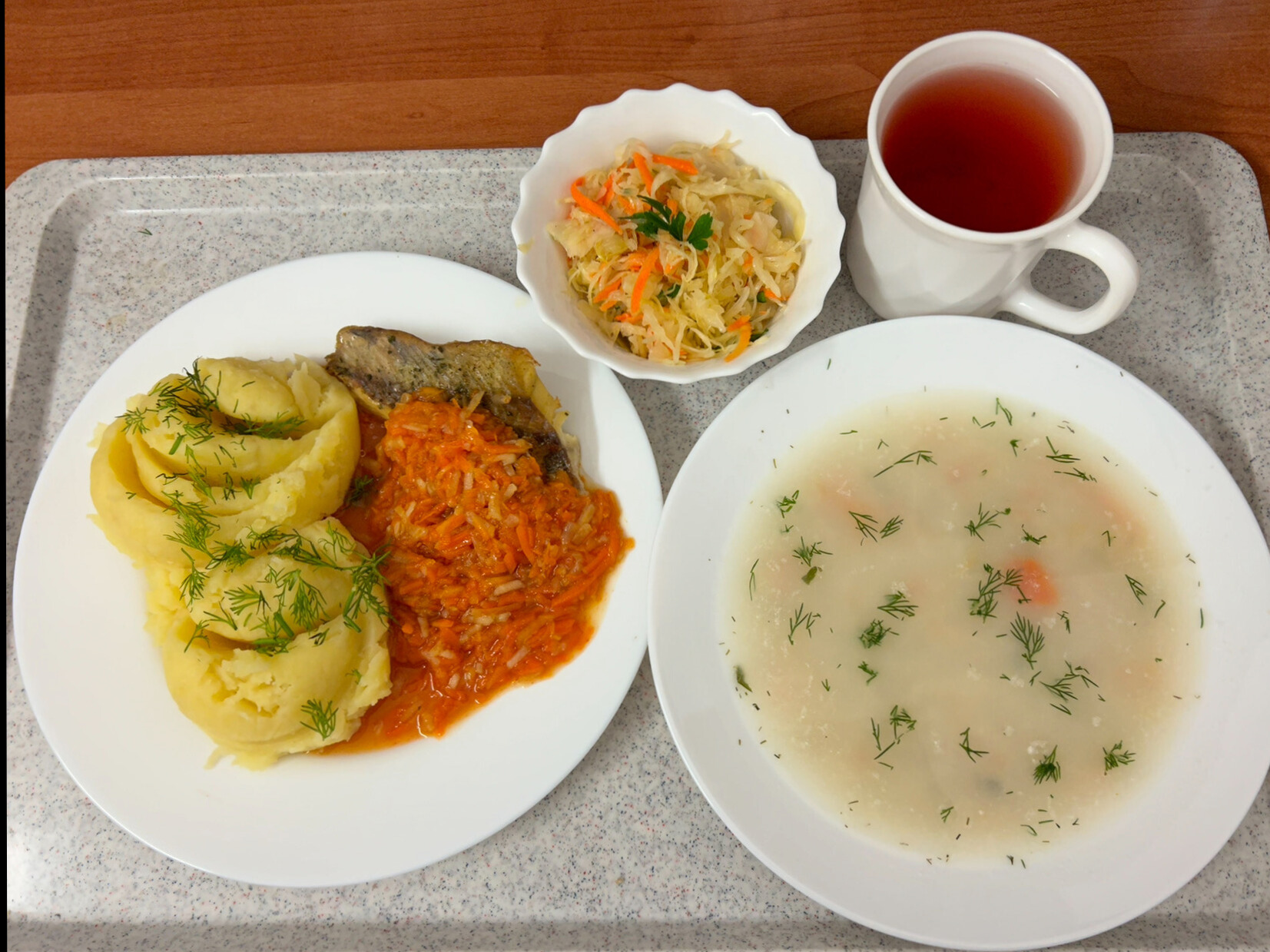 Na zdjęciu znajduje się: Kalafiorowa z ryżem, Ziemniaki z tłuszczem, Ryba pieczona (dorsz), Surówka z kapusty kiszonej z olejem, Warzywa po grecku, Kompot owocowy