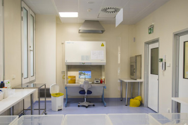 Zdjęcie przedstawia pomieszczenie z komorą do przygotowywania leków cytostatycznych