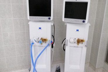 Zdjęcie przedstawia 2 sztuki respiratorów stacjonarnych dostarczonych na Szpitalny Oddział Ratunkowy
