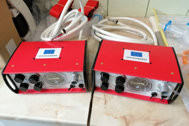 Zdjęcie przedstawia 2 sztuki respiratorów transportowych dostarczonych na Szpitalny Oddział Ratunkowy