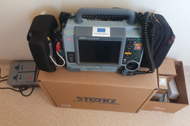 Zdjęcie przedstawia defibrylator wyposażeniem dostarczony na Szpitalny Oddział Ratunkowy