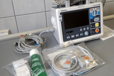 Zdjęcie przedstawia defibrylator z wyposażeniem dostarczony na Oddział Urazowo – Ortopedyczny