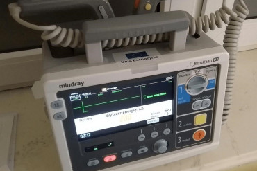 Zdjęcie przedstawia defibrylator z wyposażeniem dostarczony na Oddział Anestezjologii i Intensywnej Terapii