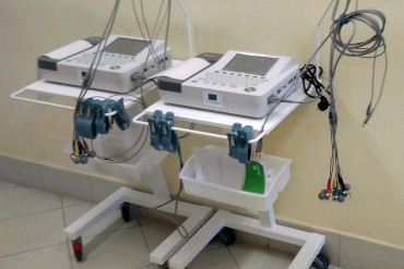 Zdjęcie przedstawia 2 sztuki aparatów do EKG dostarczonych na Szpitalny Oddział Ratunkowy