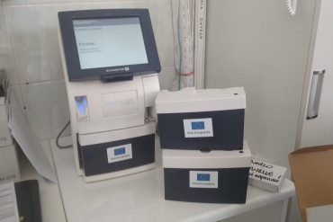 Zdjęcie przedstawia aparat do pomiaru parametrów krytycznych wraz wyposażeniem i kasetami do analizatora parametrów krytycznych dostarczone na Oddział Anestezjologii i Intensywnej Terapii